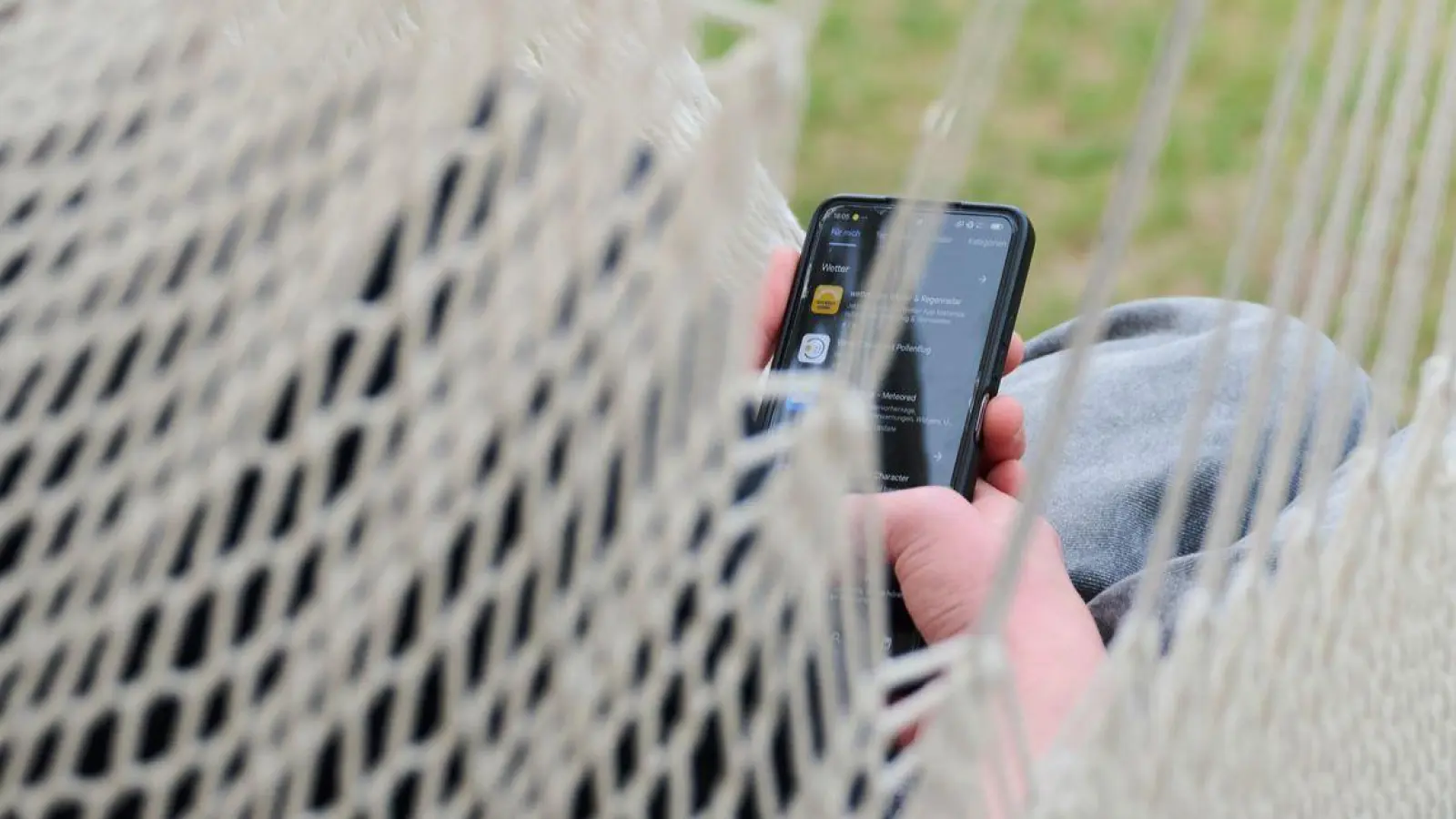 Ein falsches Geburtsdatum reicht – und Kinder landen bei Inhalten, die sie nicht sehen sollten (Symbolbild). (Foto: Annette Riedl/dpa)
