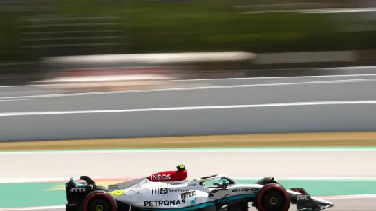 Lewis Hamilton und Mercedes zeigten sich beim Training in Spanien stark verbessert. (Foto: Joan Monfort/AP/dpa)