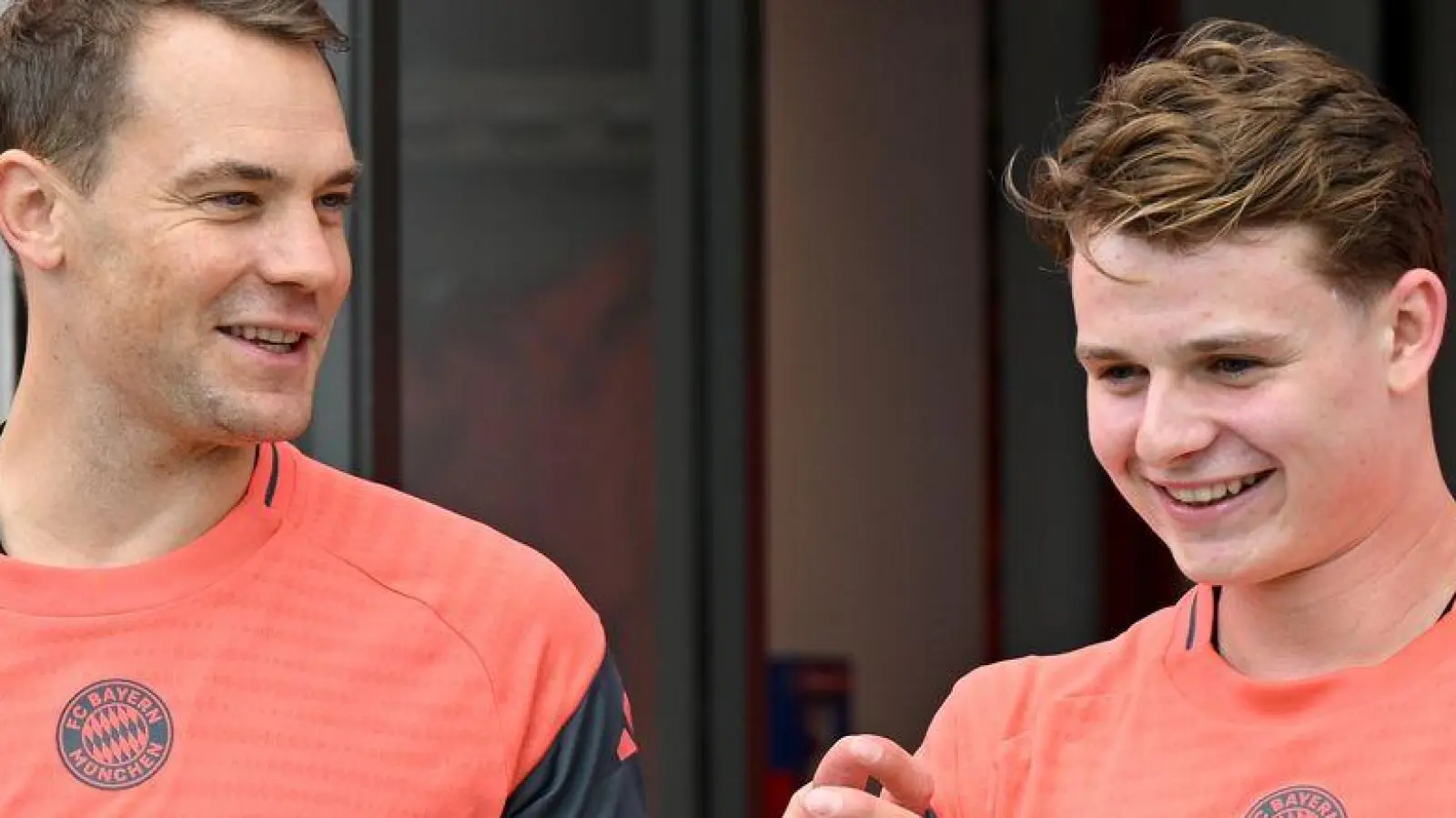 Jonas Urbig (r) ersetzt den gesperrten Manuel Neuer (l) im Bayern-Tor. (Archivbild) (Foto: Harry Langer/dpa)