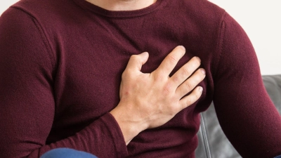 Druck und Schmerzen in der Brust: Was tun bei einem Angina-Pectoris-Anfall? (Foto: Christin Klose/dpa-tmn)