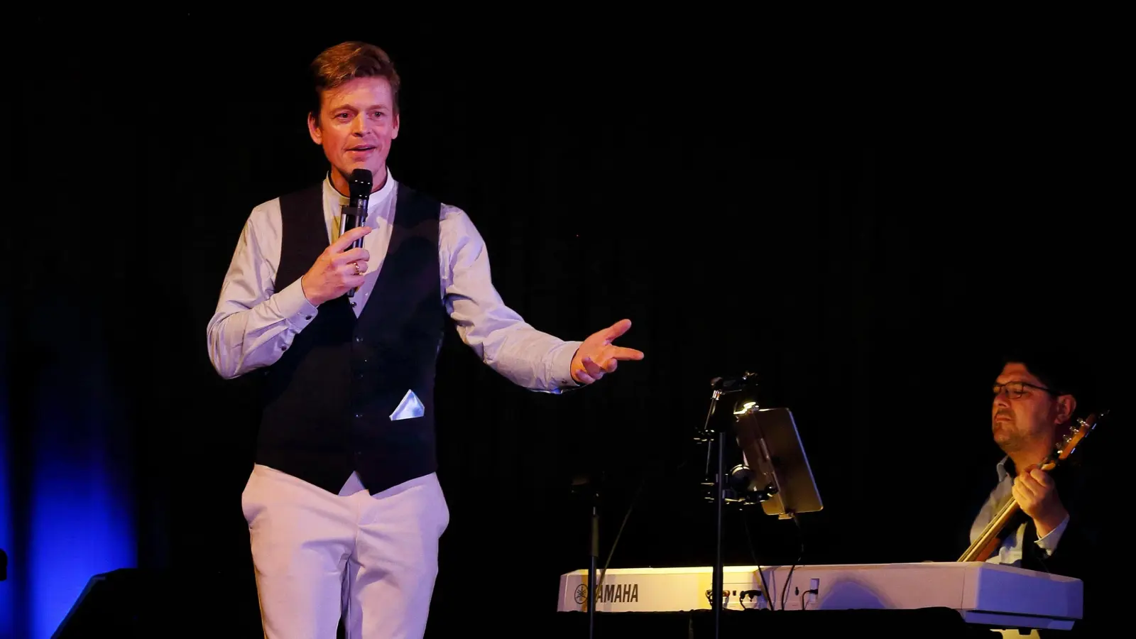 Gastierte in der Windsbacher Stadthalle: der Sänger-Entertainer David Lugert. Michael Leipold begleitete ihn am Keyboard und am E-Bass. (Foto: Thomas Wirth)