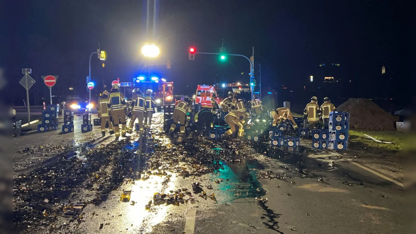 Die Feuerwehr hatte viel zu tun. (Foto: Polizei/Polizeiinspektion Stadtsteinach/dpa)