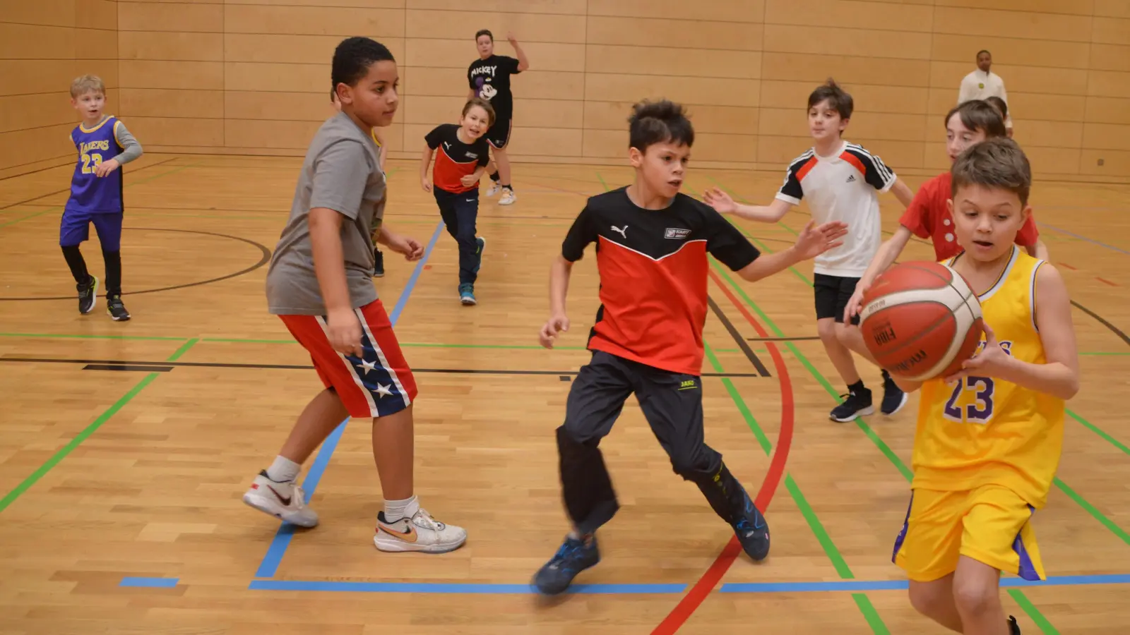 Die Basketball-Abteilung der SBU ist beliebt, immer mehr junge Sportler finden ihren Weg in die Uffenheimer Halle. Teilweise reisen sie sogar länger an – beispielsweise aus Rothenburg. (Foto: Johannes Zimmermann)