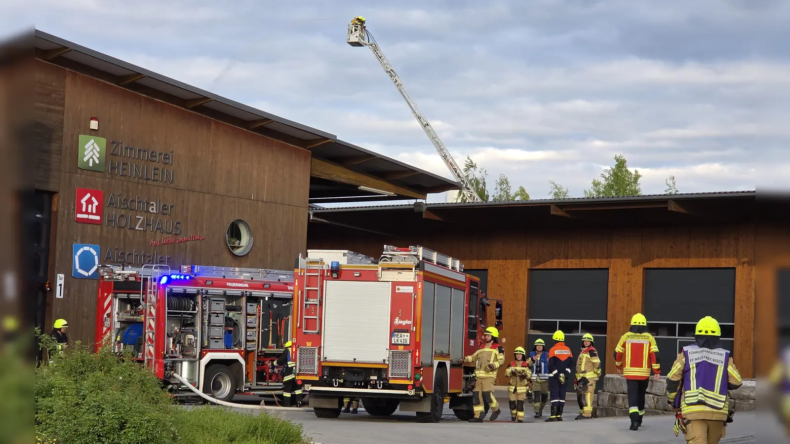 Rund 70 Einsatzkräfte der Feuerwehren aus Neustadt und Diespeck waren an einer Einsatzübung im Gewerbegebiet beteiligt. (Foto: Rainer Weiskirchen)