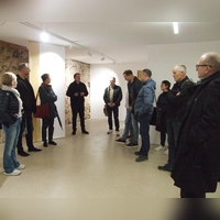 Bei einem Ortstermin im Erdgeschoss des Alten Rathauses erklärte Stadtmarketing-Leiter Dr. Reinhard Reck (4. von links) Mitgliedern des Feuchtwanger Stadtrats, wie die Tourist-Information künftig aussehen soll. (Foto: Jasmin Kiendl)