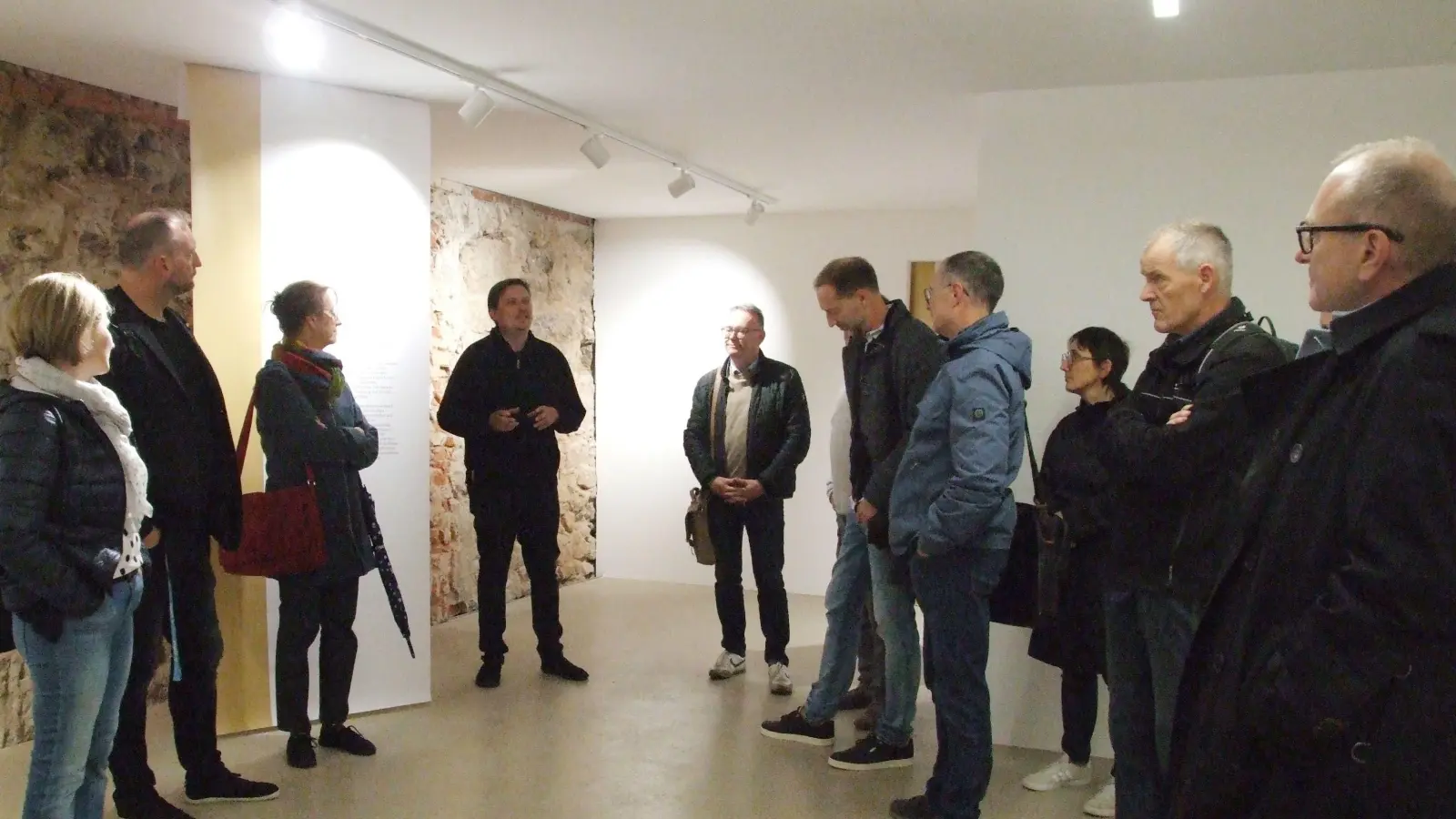 Bei einem Ortstermin im Erdgeschoss des Alten Rathauses erklärte Stadtmarketing-Leiter Dr. Reinhard Reck (4. von links) Mitgliedern des Feuchtwanger Stadtrats, wie die Tourist-Information künftig aussehen soll. (Foto: Jasmin Kiendl)
