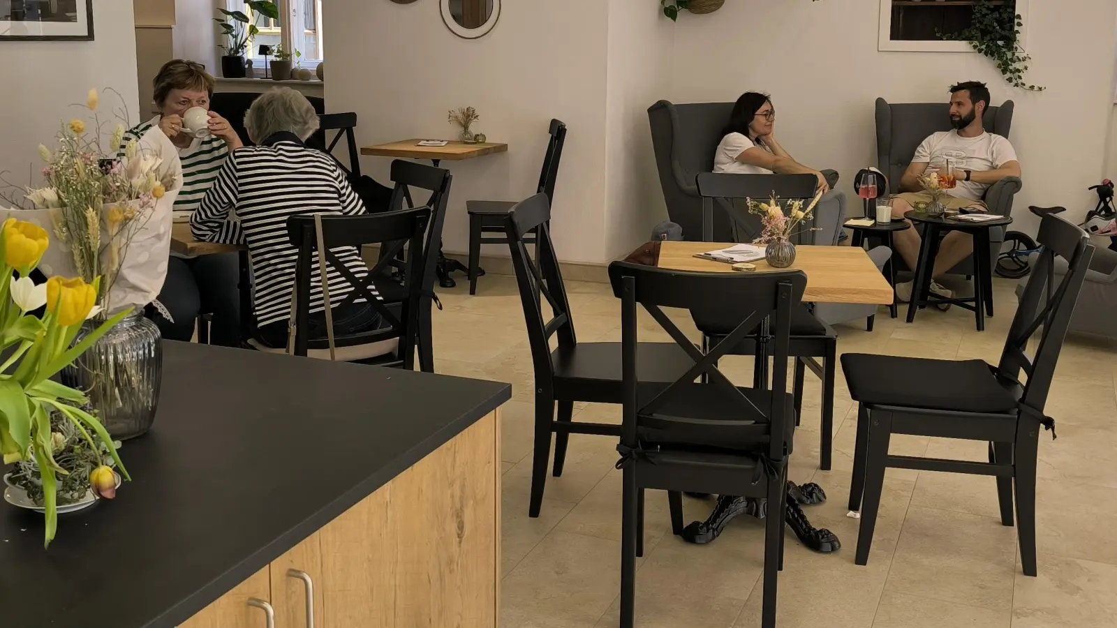 „Mimis – Mein Lieblingscafé” ist Dinkelsbühls neuer Treffpunkt für all diejenigen, die leckeren Kuchen und heißen Kaffee in gemütlicher Atmosphäre genießen wollen.  (Foto: Renate Schmidt)