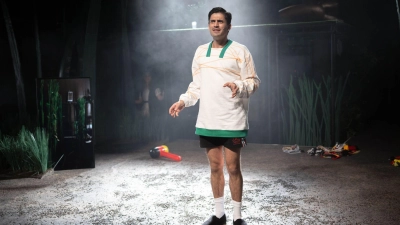 Mesut Özil als Bühnenfigur: Die Geschichte des Fußball-Weltmeisters wird in Bremen als Theaterstück aufgeführt. (Foto: Sina Schuldt/dpa)