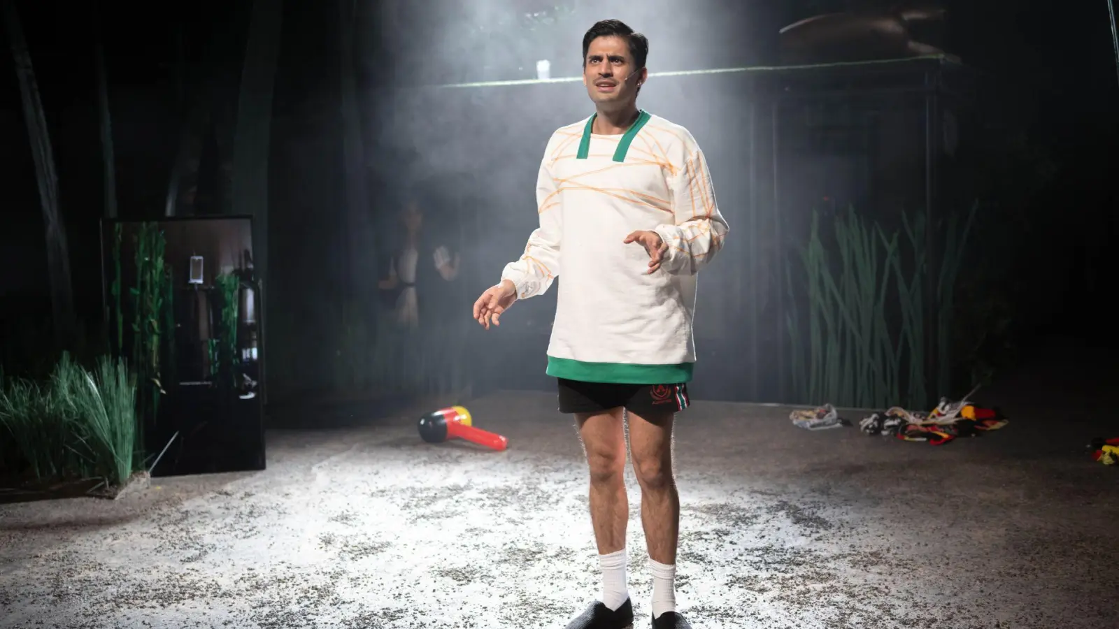 Mesut Özil als Bühnenfigur: Die Geschichte des Fußball-Weltmeisters wird in Bremen als Theaterstück aufgeführt. (Foto: Sina Schuldt/dpa)