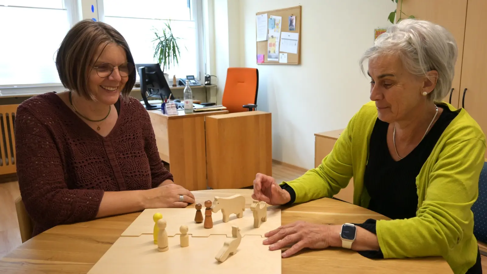 Die Leiterin der Schwangerschaftsberatungsstelle, Christa Escherle (links), und ihre Kollegin Andrea Strauß verwenden in Beratungsgesprächen gern das „Familienbrett”, mit dem spielerisch Lösungen gesucht werden. (Foto: Anna Beigel)