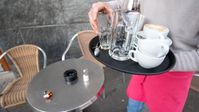 Nach Berechnungen des Bundesinstituts für Bevölkerungsforschung lag die Wochenarbeitszeit pro Kopf 2025 im Schnitt um 0,3 Stunden unter dem Rekordniveau von 2023.  (Foto: Sebastian Gollnow/dpa)