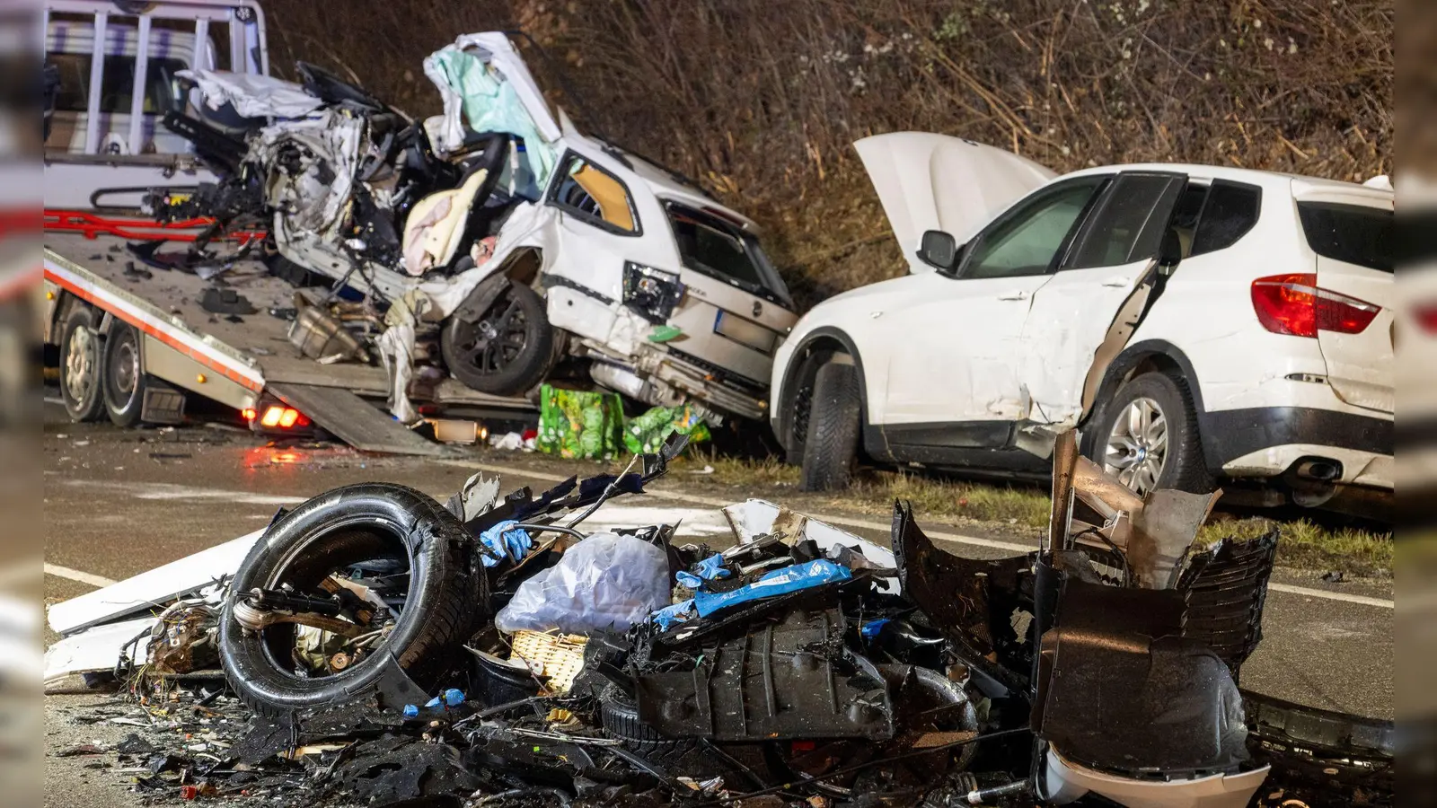 Schwerer Unfall mit mehreren Fahrzeugen in Mittelfranken. (Foto: Stefan Puchner/dpa)
