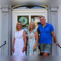 Doris (Mitte) und Roland Hauenstein stehen vor den Türen der Markgrafen-Apotheke, die sie zwei Jahrzehnte lang geführt haben. Carole Holzhäuer (links) wird diese ab dem 1. Juli übernehmen. (Foto: Irmeli Pohl)