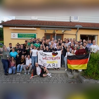 „Alle wollten die Medaille sehen”, berichtet Fabian Diehm (ganz vorn) vom Empfang am Schützenhaus in Lehrberg.  (Foto: Laura Dornheim)