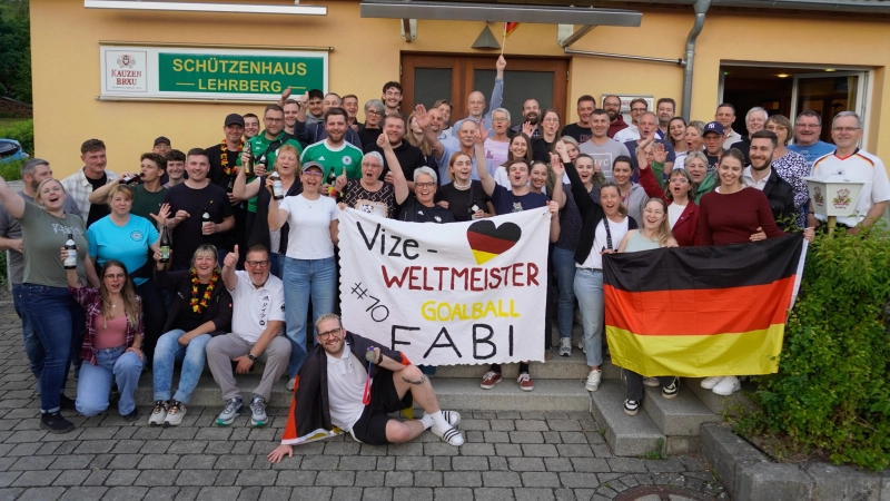 „Alle wollten die Medaille sehen”, berichtet Fabian Diehm (ganz vorn) vom Empfang am Schützenhaus in Lehrberg.  (Foto: Laura Dornheim)