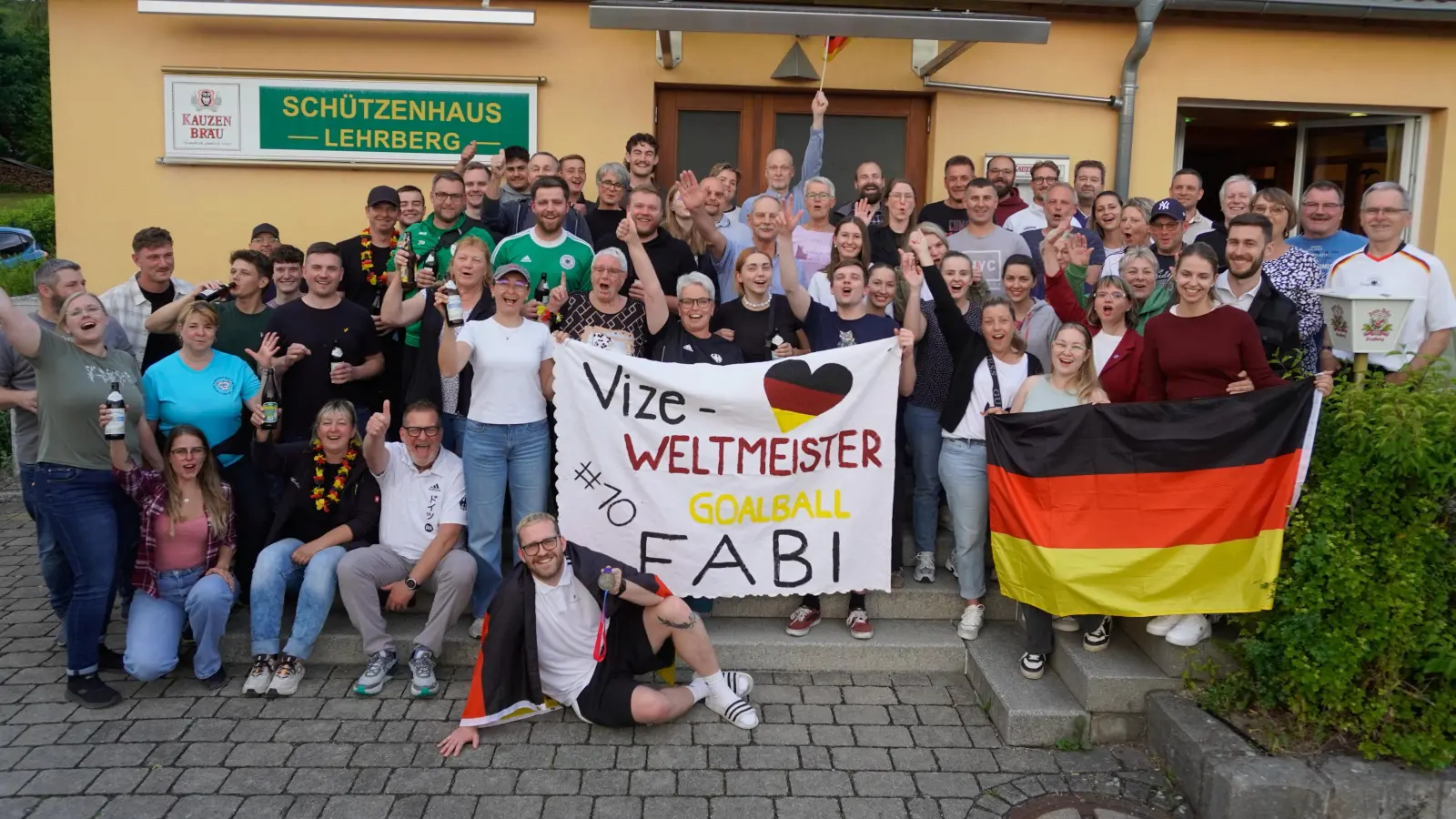 „Alle wollten die Medaille sehen”, berichtet Fabian Diehm (ganz vorn) vom Empfang am Schützenhaus in Lehrberg.  (Foto: Laura Dornheim)