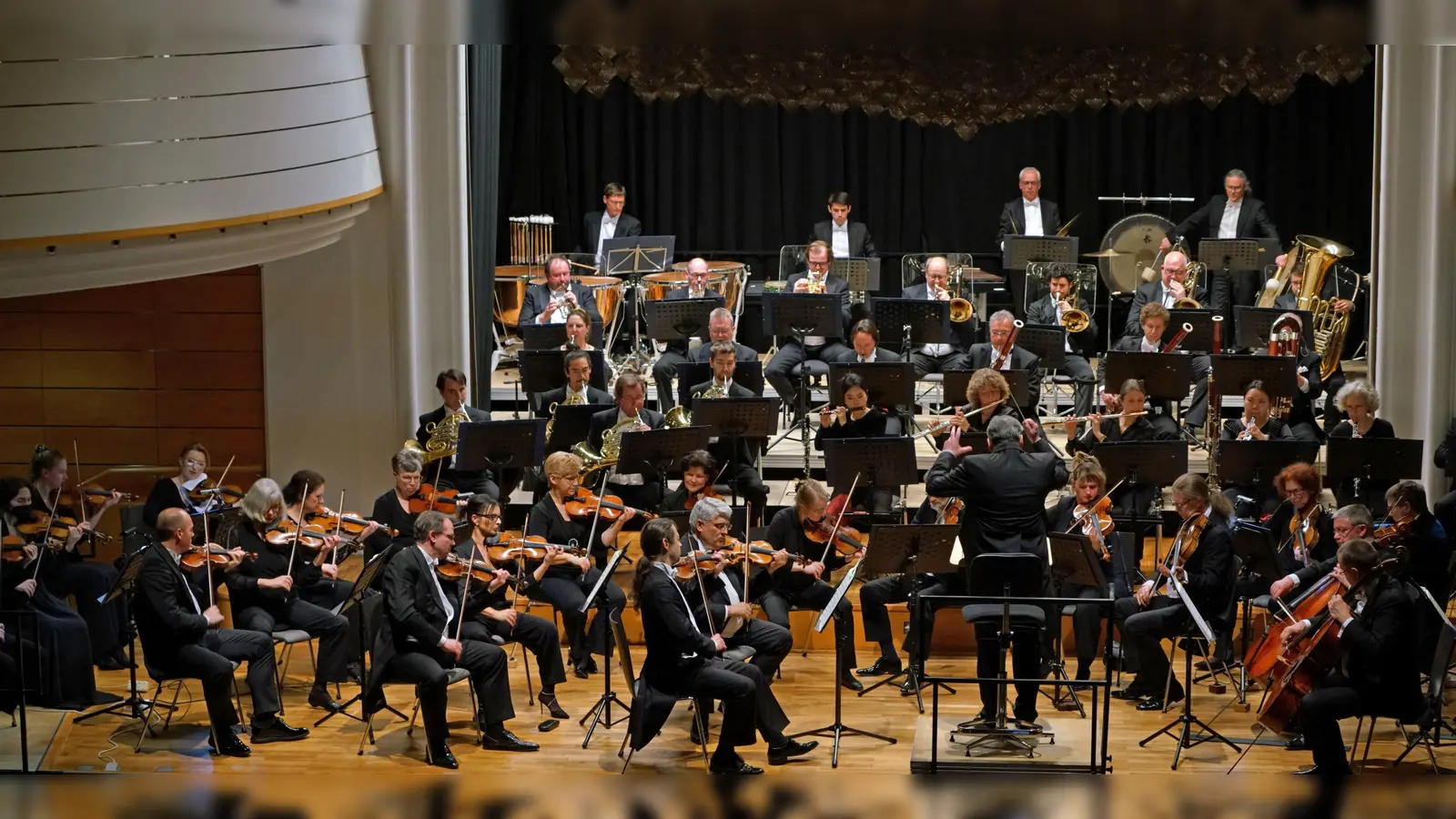 Trat im Onoldiasaal mit ihrem Programm „Fernes Licht“ auf: die Thüringer Philharmonie Gotha-Eisenach unter der Leitung von Russel Harris. (Foto: Elke Walter)