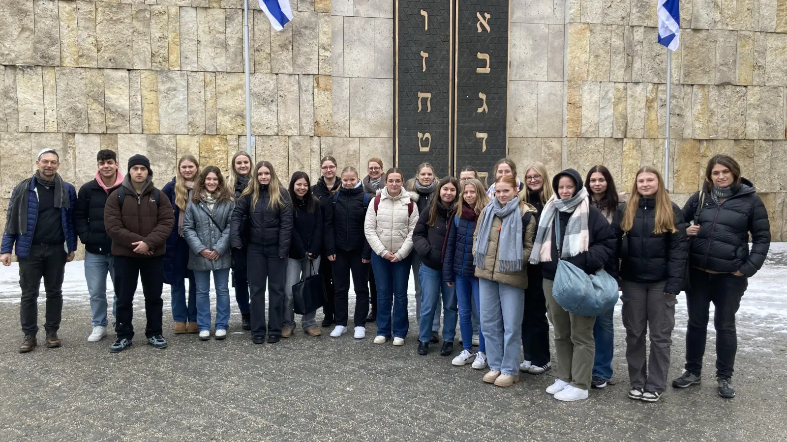 Im Rahmen ihrer Forschung zu Feuchtwangens jüdischer Geschichte unternahm die Klasse 11c vom Gymnasium jetzt eine Exkursion nach München. Unser Bild zeigt die Schülerinnen und Schüler mit ihren Begleitern vor der dortigen Ohel-Jakob-Synagoge. (Foto: Gymnasium Feuchtwangen)