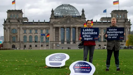 Symbolische, große Fußspuren sind bei einer Aktion des Vereins Lobbycontrol auf dem Platz der Republik vor dem Reichstagsgebäude zu sehen. Mit der Aktion wollten die Aktivisten  deutlich machen, wie groß der Einfluss von Lobbyakteuren ist. (Foto: Zentralbild/dpa-Zentralbild/dpa)
