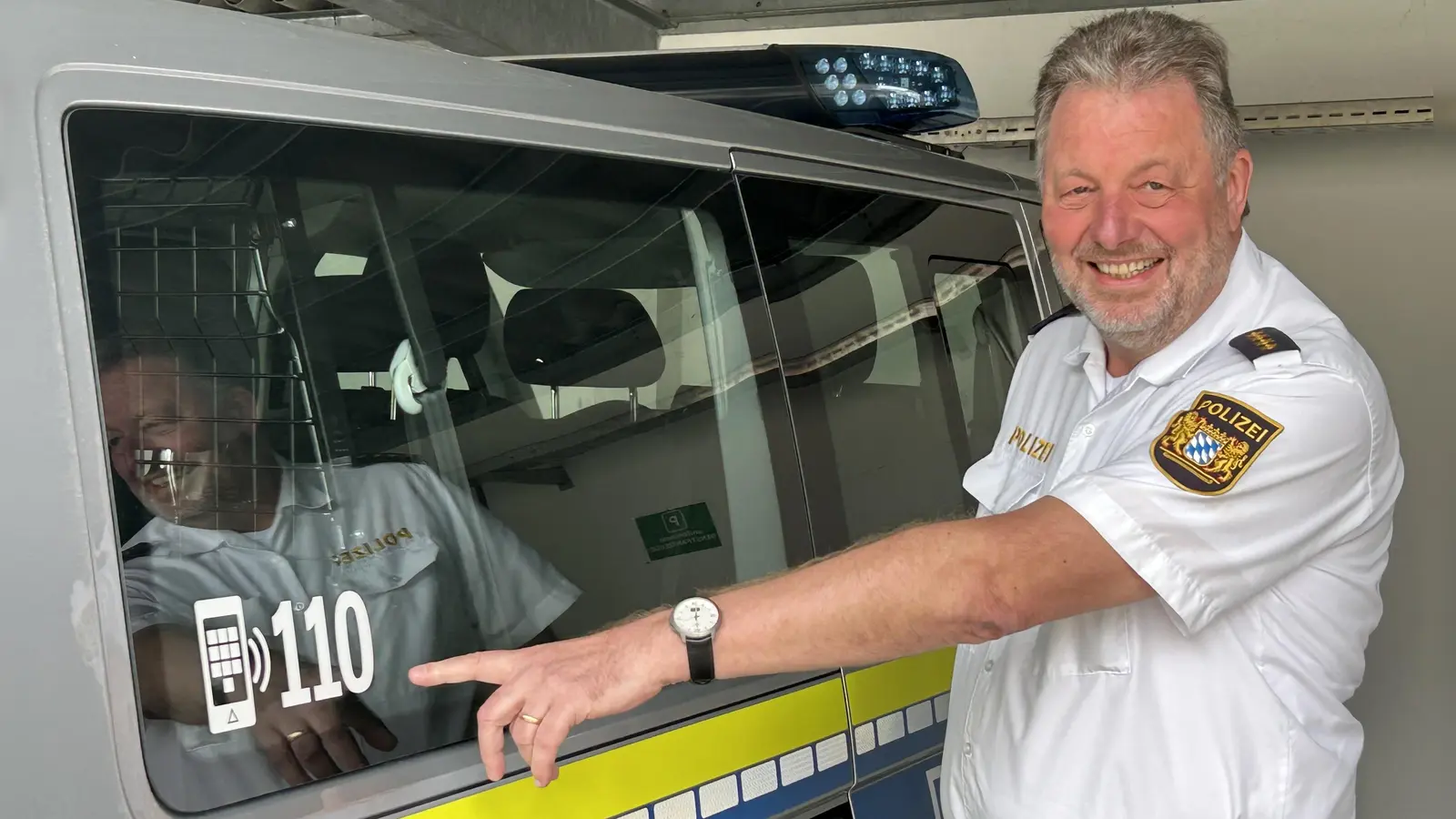 „110, wenn Du die Polizei brauchst.“ Ansbachs Polizei-Chef Josef Mehringer weist explizit auf die neue Nutzung der Notfallnummer hin. (Foto: Florian Pöhlmann)
