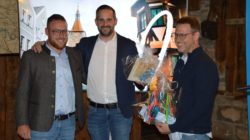 Alex Müller (links) wurde nach seiner Nominierung unter anderem vom Ortsverbandsvorsitzender Richard Dollinger (Mitte) sowie Christian Köstner begrüßt. Beschenkt wurde der Augenoptikermeister und Faschingsfan unter anderem mit überdimensionalen Brillen für jede Gelegenheit. (Foto: Patrick Lauer)