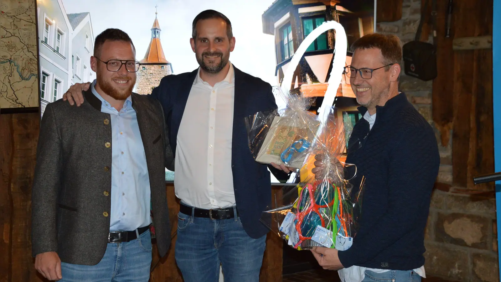 Alex Müller (links) wurde nach seiner Nominierung unter anderem vom Ortsverbandsvorsitzender Richard Dollinger (Mitte) sowie Christian Köstner begrüßt. Beschenkt wurde der Augenoptikermeister und Faschingsfan unter anderem mit überdimensionalen Brillen für jede Gelegenheit. (Foto: Patrick Lauer)