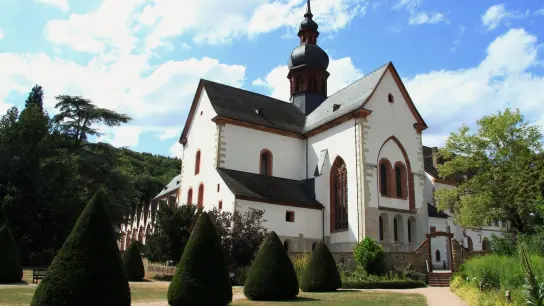 Am Kloster Eberbach startet die Wanderung über den Klostersteig. (Foto: Bernd F. Meier/dpa-tmn)