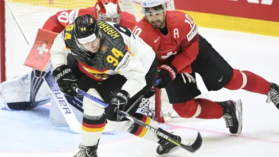 Deutschlands Eishockey-Cracks verpassten gegen die Schweiz den WM-Gruppensieg. (Foto: Heikki Saukkomaa/Lehtikuva/dpa)