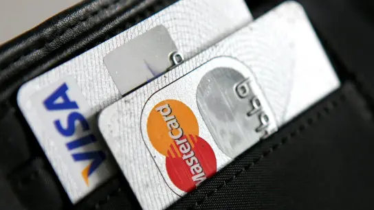 Zwei Kreditkarten von Visa und Mastercard in einer Geldbörse. (Foto: picture alliance / dpa)