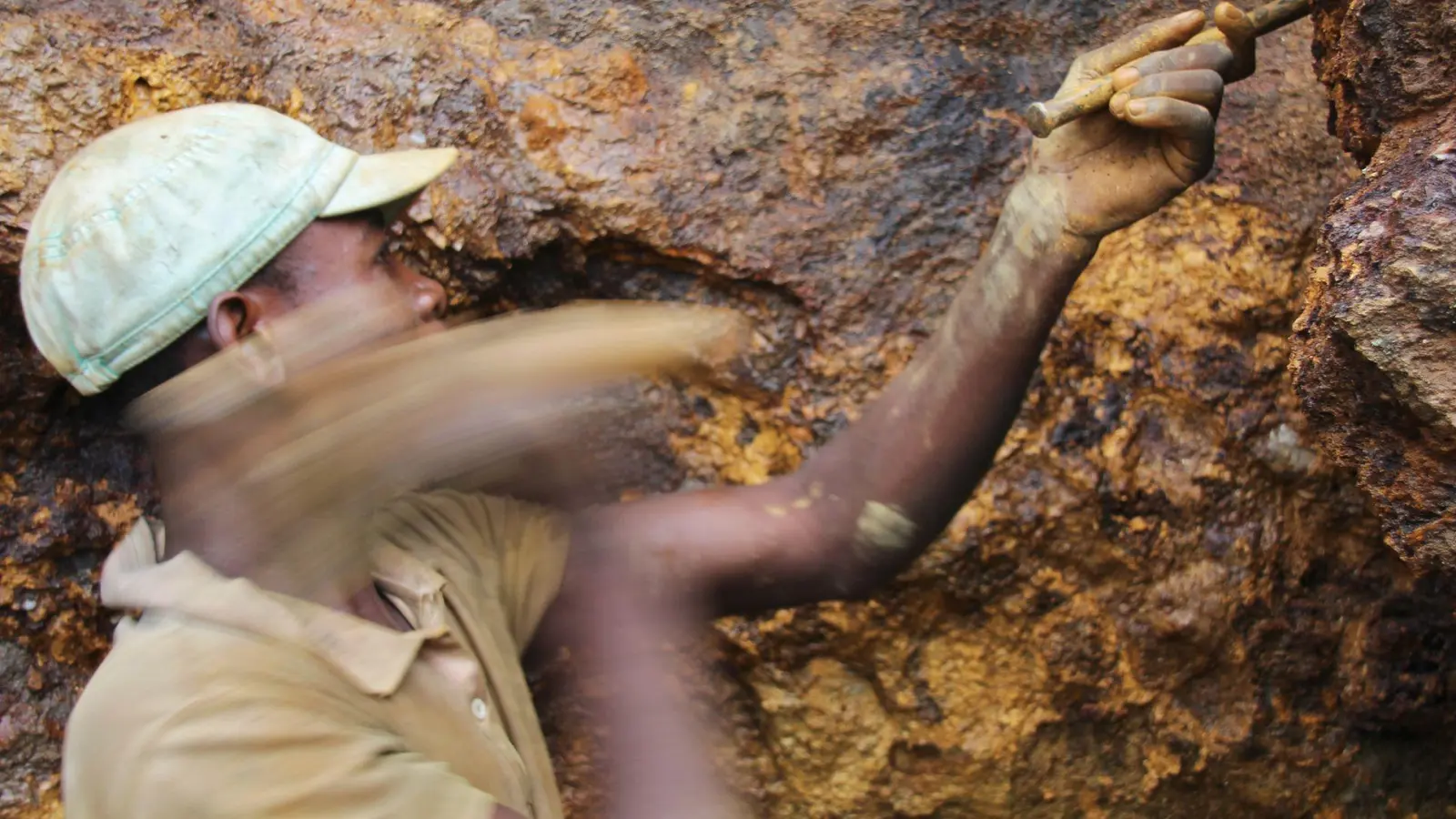 Beim Einsturz einer Goldmine sind Dutzende Bergarbeiter getötet worden. (Illustration) (Foto: Jürgen Bätz/dpa)
