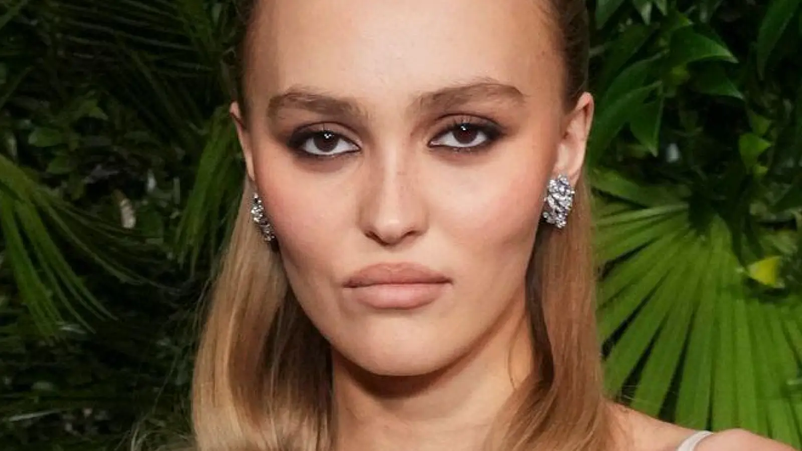 Schauspielerin Lily-Rose Depp schaut in typischer roter Teppich-Pose mit kühler Miene in die Kamera. (Archivbild) (Foto: Jordan Strauss/Invision via AP/dpa)