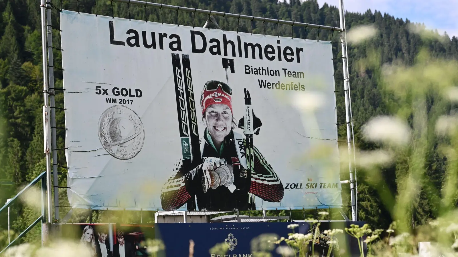 Ein Plakat erinnert unweit von Garmisch-Partenkirchen an die Erfolge Laura Dahlmeiers. (Foto: Str/dpa)