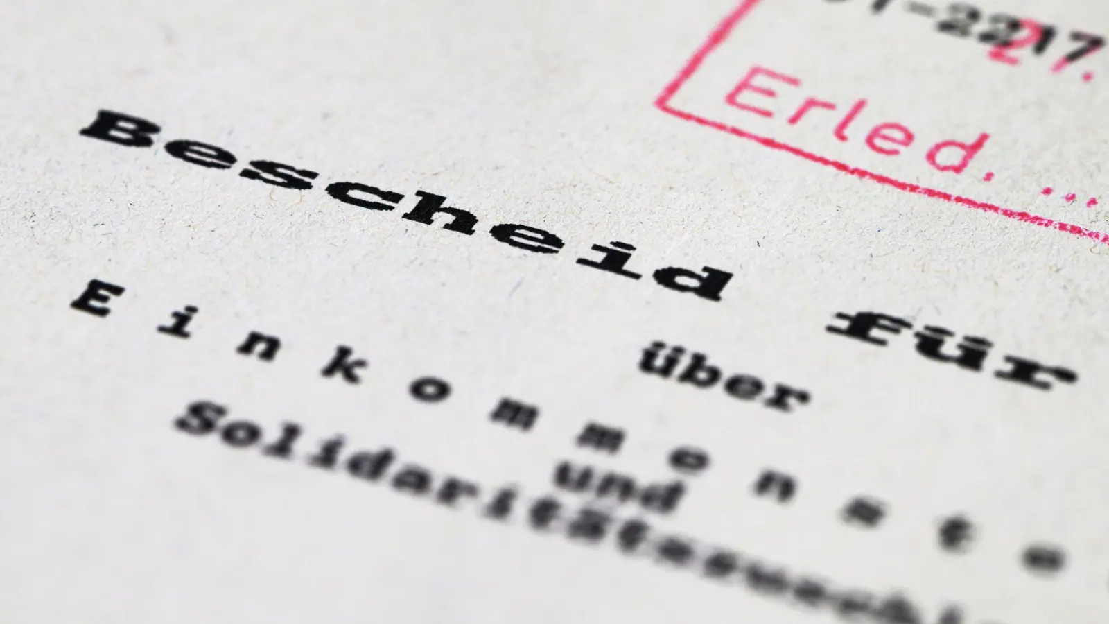 Der Steuerbescheid ist nicht immer das Ende einer Steuererklärung. Nicht selten geht damit ein Einspruchsverfahren los - und das kann in Bayern auch mal länger dauern. (Symbolbild) (Foto: Robert Michael/dpa)