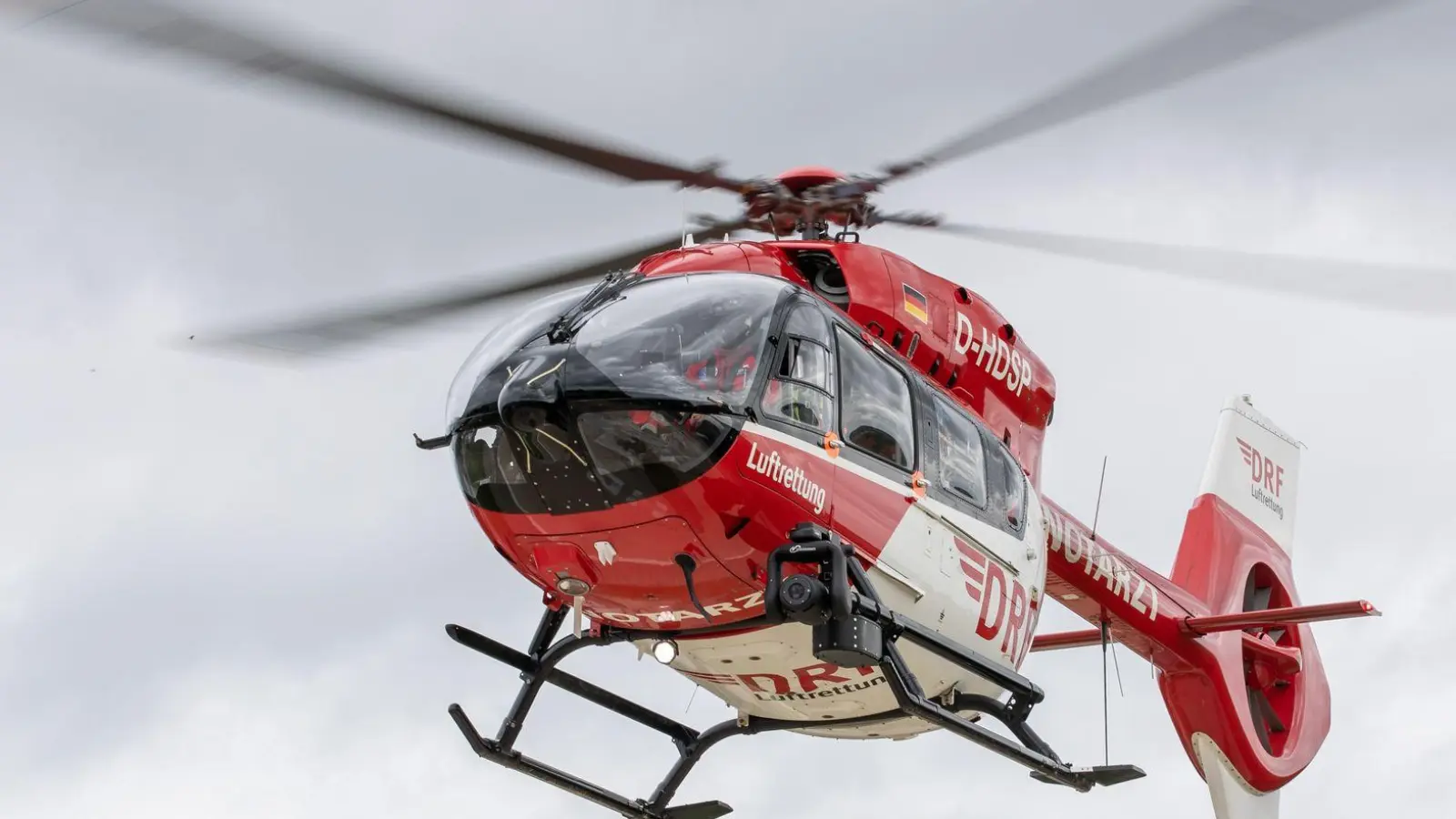 Die Einsatzkräfte brachten den Mann schnell in die Spezialklinik. (Symbolbild) (Foto: Daniel Karmann/dpa)
