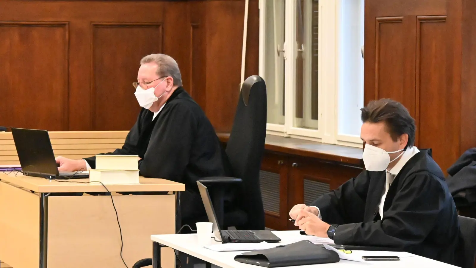 Rechtsanwalt Benjamin Schmitt will mehr wissen über einen Angriff auf das spätere Opfer drei Jahre vor der Tat. Oberstaatsanwalt Dr. Roland Fleury (links) vertritt im Mordprozess die Anklage. (Foto: Manfred Blendinger)