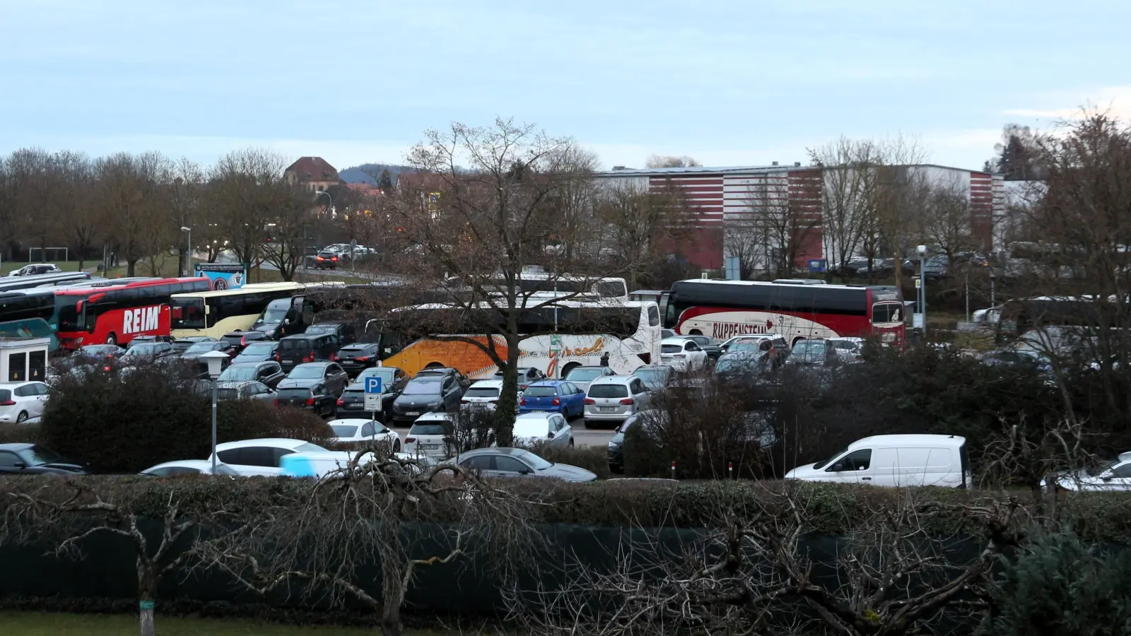 Der P1 am Rödertor war während des Reiterlesmarktes – wie hier am vierten Adventswochenende 2025 – oft zum bersten gefüllt. (Foto: Jürgen Binder)