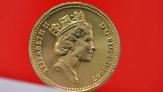 Ein britisches Pfund mit dem Porträt von Königin Elizabeth II. (Foto: picture alliance / Ralf Hirschberger/dpa-Zentralbild/dpa)