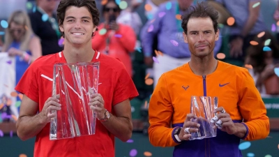 Sieger Taylor Fritz (l) hält mit seiner Trophäe neben Rafael Nadal bei der Siegerehrung. (Foto: Mark J. Terrill/AP/dpa)