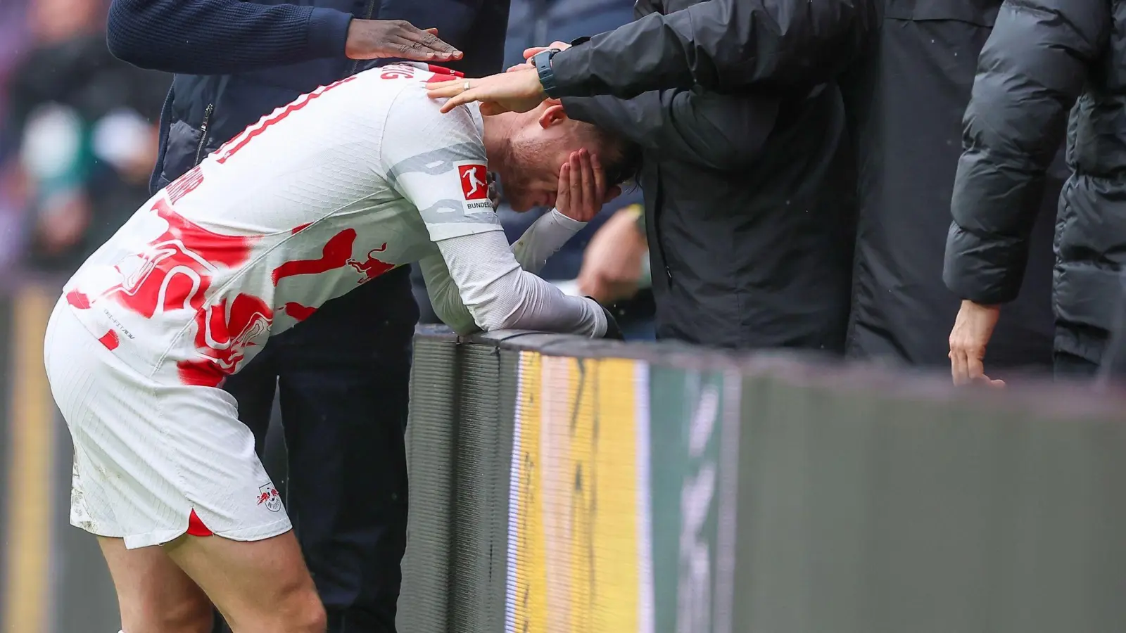 Leipzigs Stürmer Timo Werner musste nach der Niederlage getröstet werden. (Foto: Jan Woitas/dpa)
