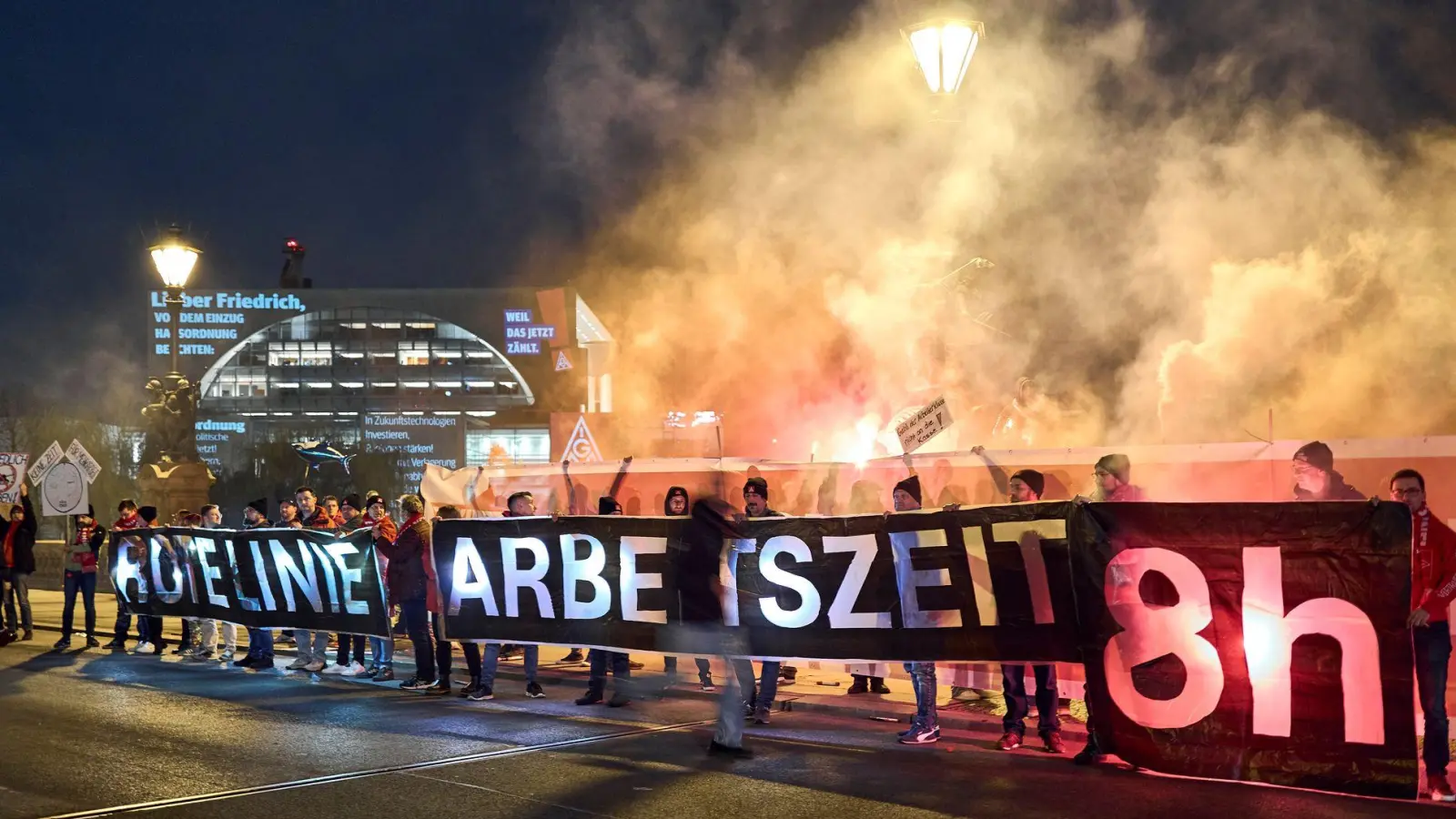 Die Gewerkschaften lehnen die Abkehr vom Acht-Stunden-Tag ab - eine Studie fasst die Gegenargumente zusammen. (Archivbild) (Foto: Michael Ukas/dpa)