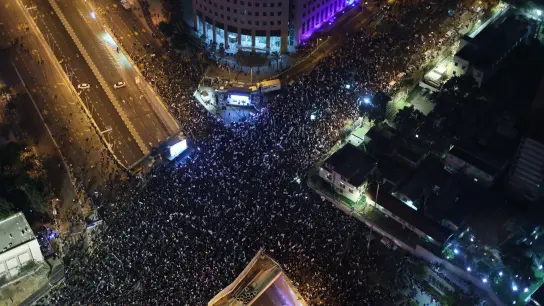 Zehntausende Menschen sind in Tel Aviv auf die Straßen gegangen. Auch in anderen Städten waren Demonstrationen geplant. (Foto: Ilia Yefimovich/dpa)