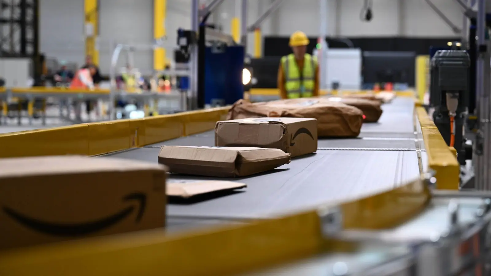 Pakete von Amazon laufen über ein Sortierband - ein Teil der auf amazon.de bestellten Pakete kommen direkt von Amazon, andere von Marktplatz-Firmen.  (Foto: Wolf von Dewitz/dpa)