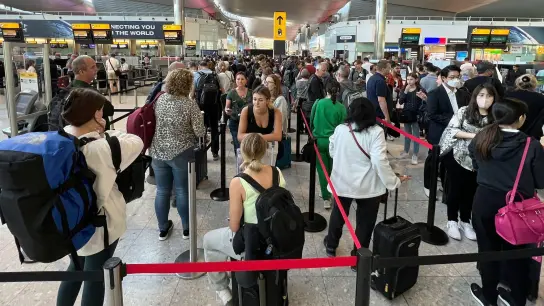 Reisende an der Sicherheitskontrolle am Flughafen Heathrow. (Foto: Frank Augstein/AP/dpa)