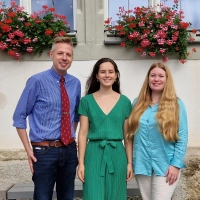 Abteilungsleiter Oliver Raapke, Anne-Sophie Lancino und Tatjana Kößer (von links) vor dem Tourismus-Service: Die junge Französin hat ihre Zeit in der Partnerstadt genossen. (Foto: Leonie Lang)