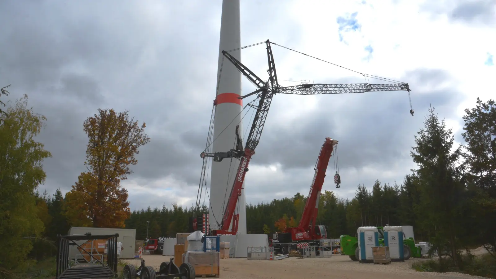 Der erste Turm für die Windenergieanlage im Gemeindewald Weiltingens an der Straße nach Seglohe wächst bereits in die Höhe. (Foto: Peter Tippl)