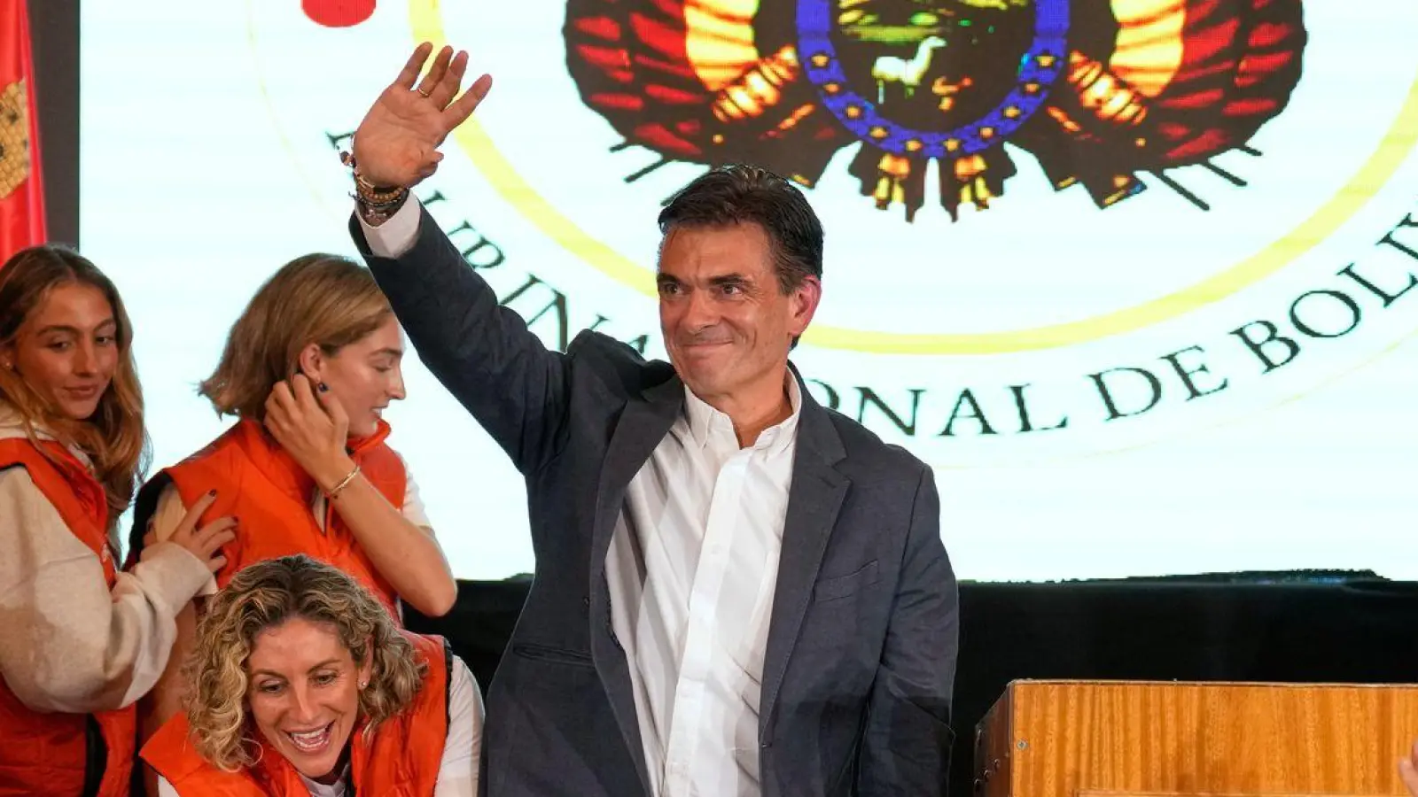  Rodrigo Paz Pereira hielt nach seinem Wahltriumph eine Rede vor Anhängern. (Foto: Natacha Pisarenko/AP/dpa)