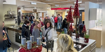 Besucher können die verschiedenen Ausstellungsküchen der Schreinerei besichtigen. (Foto: Schreinerei Korder)
