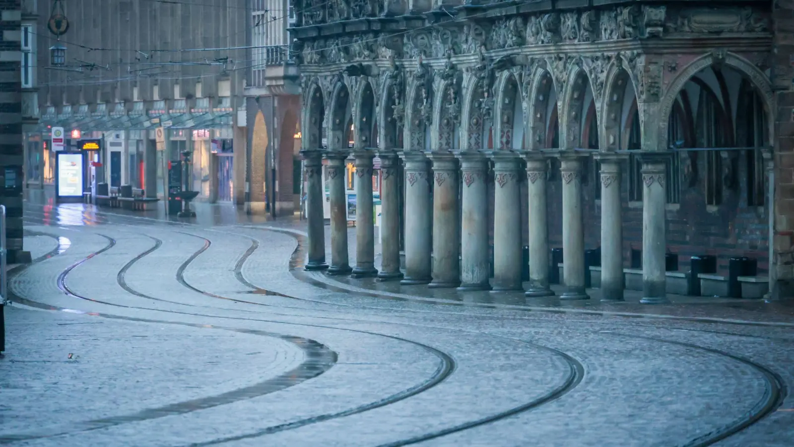 Keine Straßenbahn weit und breit - am Morgen vor dem Bremer Rathaus. (Foto: Focke Strangmann/dpa)