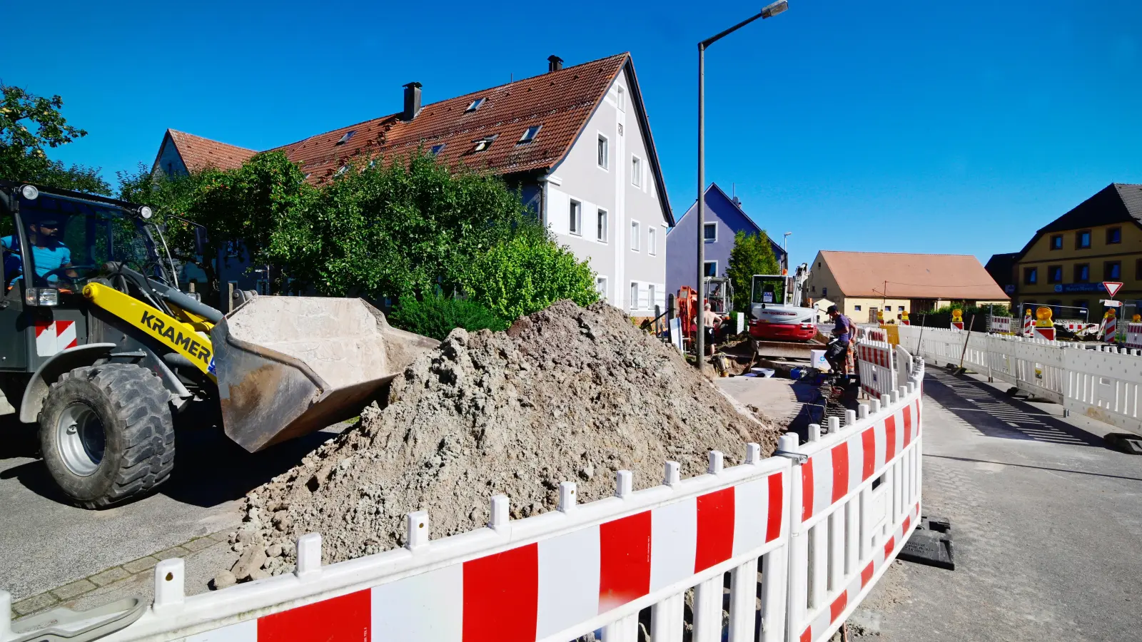 In Katterbach wird derzeit heftig gebaggert. Als letzter Ortsteil Ansbachs bekommt das Dorf eine Kanalisation und wird an die Zentralkläranlage angeschlossen. (Foto: Jim Albright)