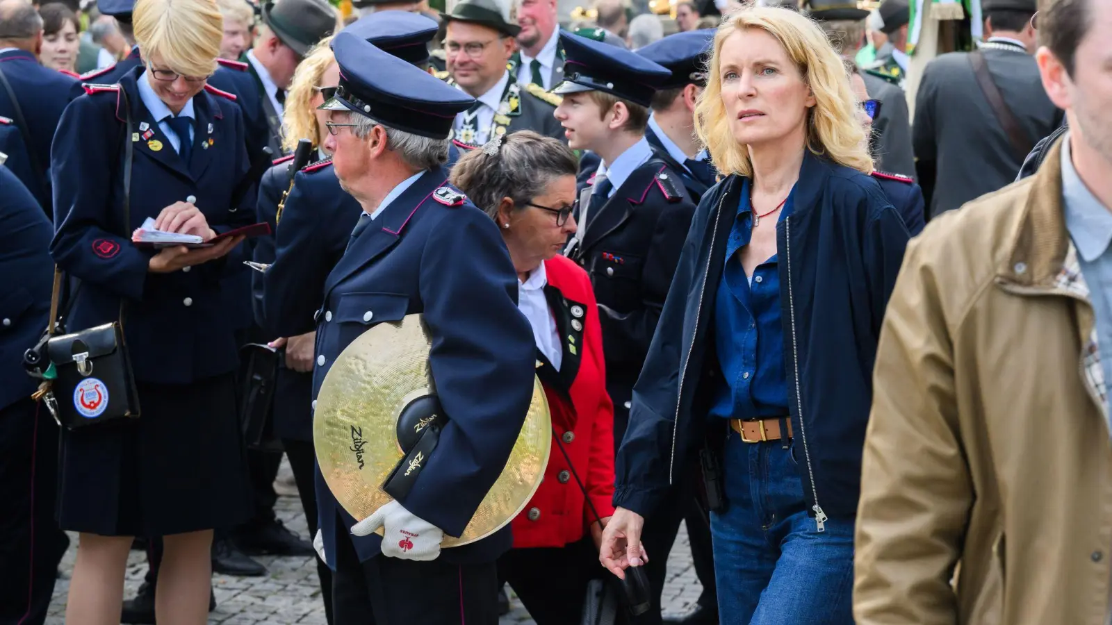 Die Schauspielerin Maria Furtwängler steht bei Dreharbeiten für einen neuen fiktiven „Tatort“ inmitten des realen Schützenausmarsches am Neuen Rathaus.  (Foto: Julian Stratenschulte/dpa)